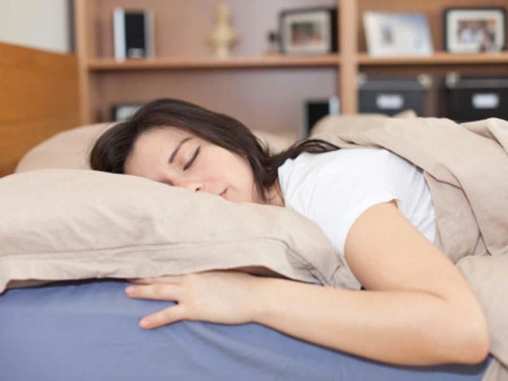 أضرار النوم على البطن للنساء